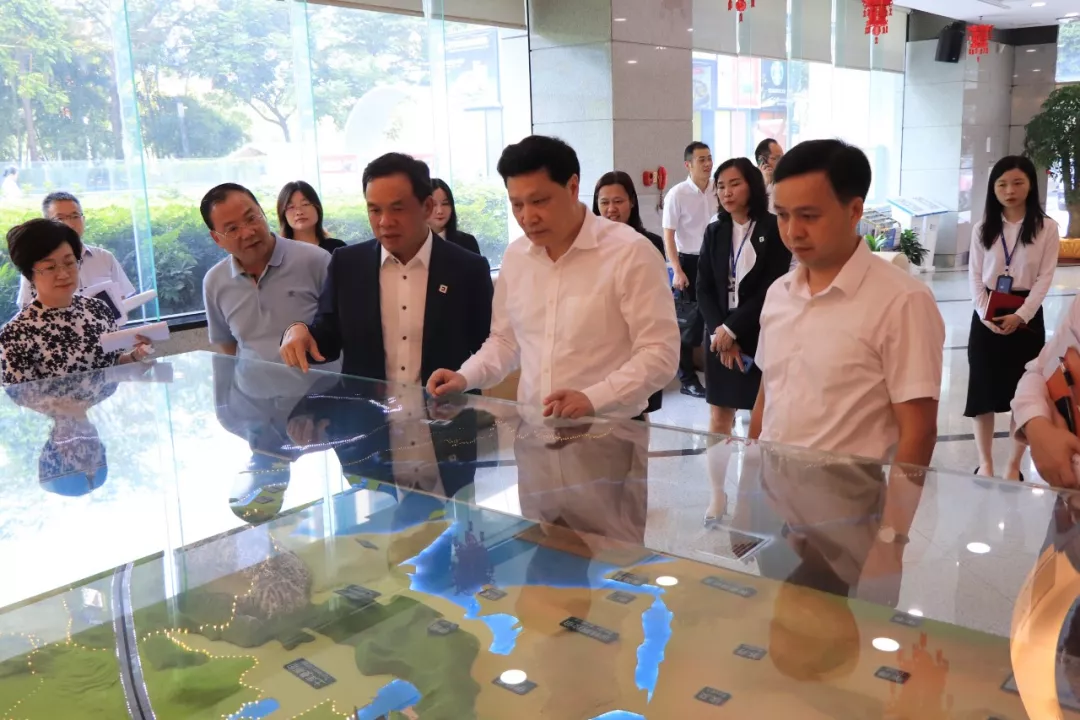 深圳市委常委、政法委书记余新国调研朗华 - 朗华要闻 - 深圳市朗华供应链效劳有限公司